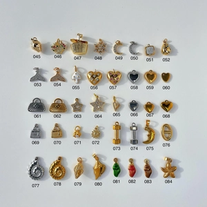 Gedetailleerde catalogus van diverse 18K vergulde stalen bedeltjes voor DIY-sieraden