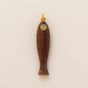 Pendentif poisson rouge foncé avec œil en pierre verte et boucle dorée pour collier