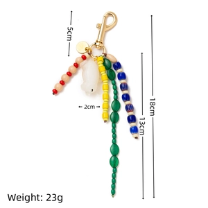 Portachiavi con perline colorate con ciondolo a maialino e chiusura placcata oro 18k