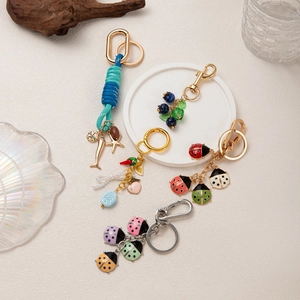 Bijoux de sac DIY tendance avec coccinelles en émail coloré et pendentifs en perles