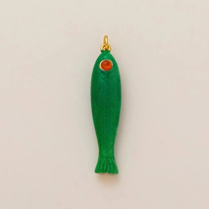 Détail du pendentif poisson vert avec œil en pierre orange et texture émaillée dorée