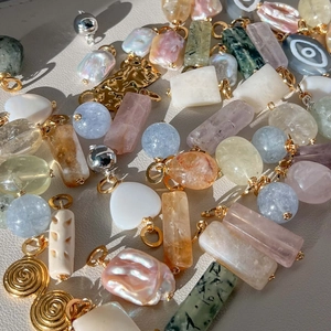 DIY sieradenset met ovale edelstenen, parels en vergulde bedeltjes voor kettingen