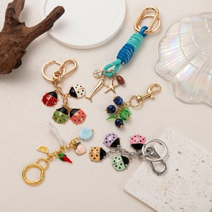 Breloques de sac à la mode avec coccinelles en émail et pendentifs cœur plaqués or 18K