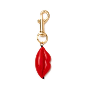 Dettaglio di un ciondolo a labbra rosse con moschettone dorato per borse e chiavi