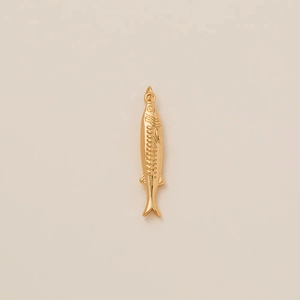 Vue détaillée d'un pendentif poisson doré aux textures d'écailles fines et finition polie