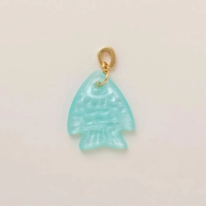 Vue détaillée du pendentif poisson en résine bleue avec un fermoir doré brillant