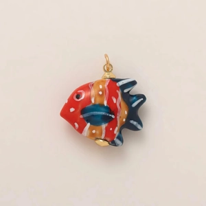 Détail d'un pendentif poisson en verre fait main avec rayures et boucle en métal doré