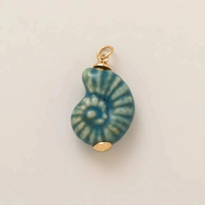 Détail d'un pendentif coquillage nautile bleu émaillé avec attache dorée style océan