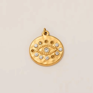 Vue détaillée du pendentif œil protecteur plaqué or 18k avec cristaux étincelants