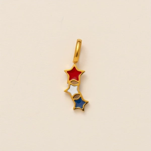 Detalle de un colgante de triple estrella dorada con esmalte rojo, blanco y azul