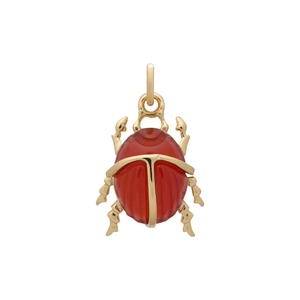 Vista macro de colgante escarabajo bañado en oro 18K con ágata roja y bota de herradura