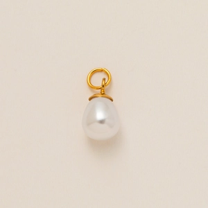 Vue détaillée d'un pendentif en perle blanche en forme de goutte avec embout doré poli