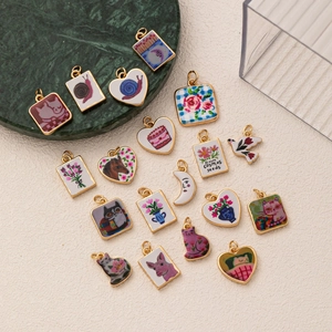 Bunte Kawaii-Katzenanhänger mit Goldbeschichtung und floralen Illustrationen für DIY-Schmuck