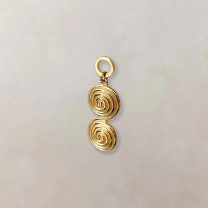 Detailopname van de gouden dubbele spiraal hanger met getextureerd metaal en design