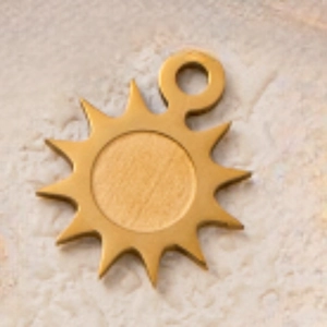 Vista detallada de un colgante de sol dorado con rayos y textura de metal cepillado