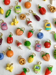 Détail de breloques faites main en forme de fruits et légumes avec placage en or 18K