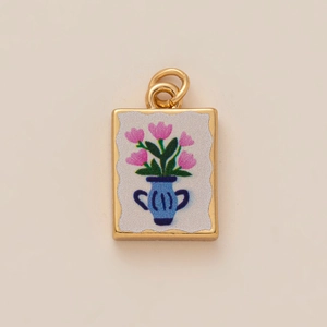 Detail eines kupfervergoldeten Vasenanhängers mit Tulpen und blauem Emaille-Inlay