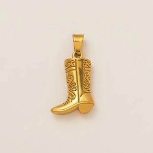 Detalle del colgante de bota herradura chapado en oro 18K con grabados vintage