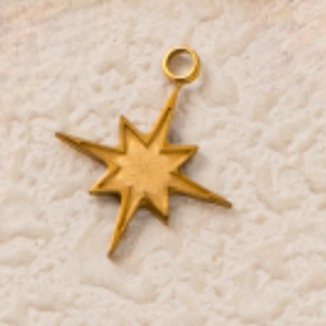Detalle de un colgante de estrella del norte dorado minimalista con acabado metálico mate DIY