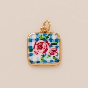 Quadratischer Blumenanhänger mit rosa Rosenmotiv und hellblauem Karohintergrund
