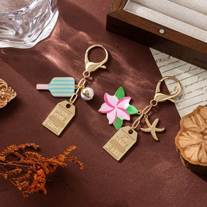 Porte-clés en Métal Doré d'Été à la Mode Avec Fleur en Émail Charme d'Étoile de Mer et Étiquette de Lettre Souvenir Accessoires de Sac pour Femmes