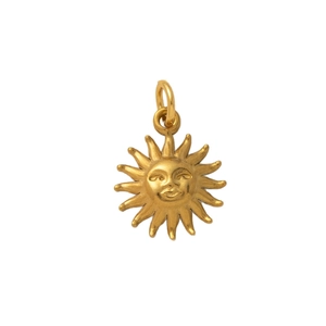 Colgante de sol dorado en acero inoxidable minimalista con diseño celestial en fondo blanco