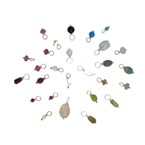 Modieuze in goud en zilver gewikkelde natuurstenen hangers in diverse kleuren