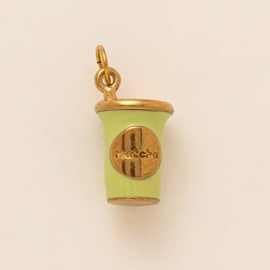 Makroaufnahme eines 18K vergoldeten Edelstahl-Matcha-Becher-Anhängers mit Emaille-Finish