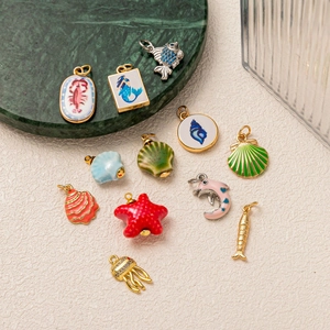 Set de colgantes marinos dorados con langosta sirena y estrella de mar esmaltada