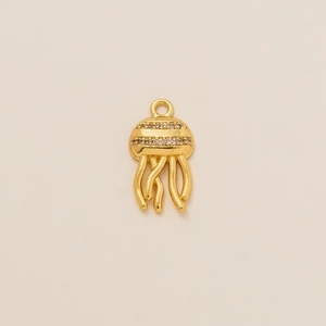 Detalle de un colgante de medusa dorado con brillantes pedrería blanca y un aro metálico