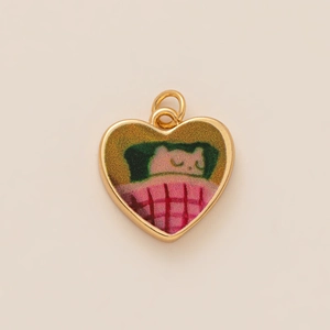 Pendentif cœur chat kawaii avec illustration de chaton endormi rose en finition dorée