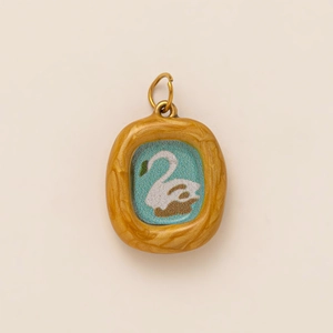 18K vergoldeter Edelstahl Oval-Anhänger mit Vintage-Schwan und blauem Hintergrund