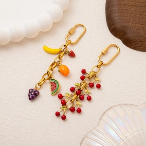 Fermoir de bikini en acier doré avec breloques fruits en émail coloré et boucle à ressort