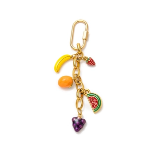 Détail d'un pendentif bikini plaqué or 18 carats avec fruits colorés en émail