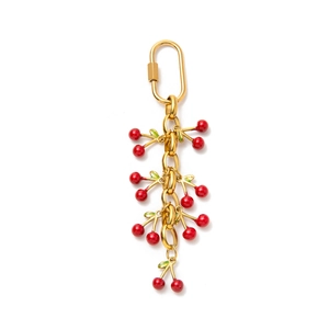 Détail du fermoir bikini cerise plaqué or 18 carats avec émail rouge foncé