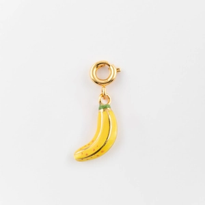 Détail du pendentif banane émaillé avec placage en or 18 carats et fermoir à ressort