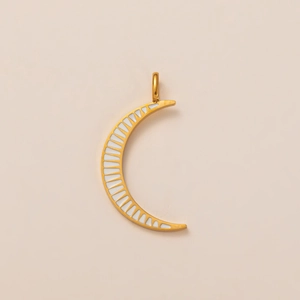 Détail du pendentif en forme de croissant avec émail blanc et placage en or 18 carats