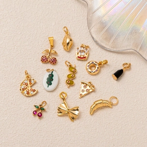 Creatieve 18K vergulde bedels set met pizza, croissants en kleurrijke zirkonia-accenten