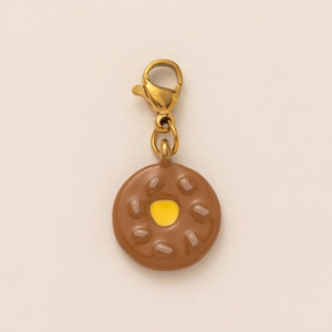 Ciondolo a ciambella in smalto marrone con placcatura in oro 18K e chiusura a moschettone