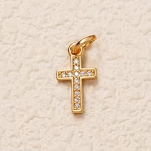 Détail du pendentif croix plaqué or 18 carats orné de 11 zircons ronds étincelants