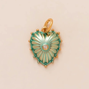 Détail d'un pendentif cœur plaqué or avec émail vert menthe et une pierre de zircon centrale