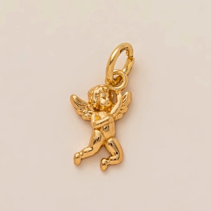 Vue macro détaillée d'un pendentif ange cupidon en 3D plaqué or avec ailes polies