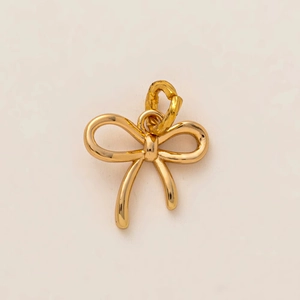 Vue détaillée d'un pendentif nœud doré poli pour la création de bijoux et colliers