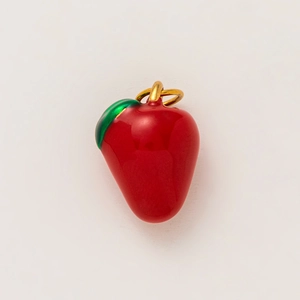 Détail macro du pendentif fraise rouge avec anneau plaqué or 18K et feuille verte