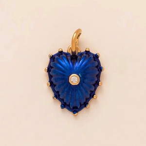 Détail du pendentif cœur en émail bleu roi avec bord perlé doré et pierre précieuse