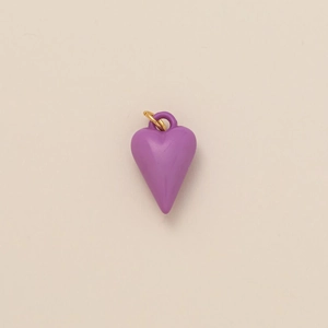 Gros plan d'un pendentif coeur en émail violet avec anneau doré pour création de bijoux