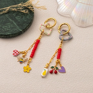 Porte-clés Pendentif de Sac en Cuivre Plaqué Or 18K avec Charme de Cœur Abeille Fleur Cerise Émail Accessoire DIY Bijoux
