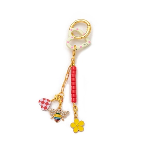 Détail d'un porte-clés DIY plaqué or 18 carats avec abeille et pendentifs en cœur