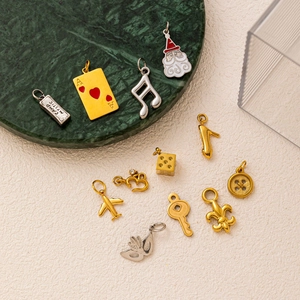 Pendenti in acciaio inossidabile oro 18K e argento con carte da gioco e note musicali