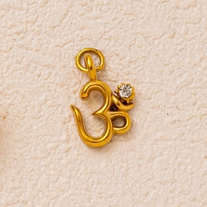 Dettaglio del ciondolo Om placcato oro 18K con cristallo brillante e finitura lucida